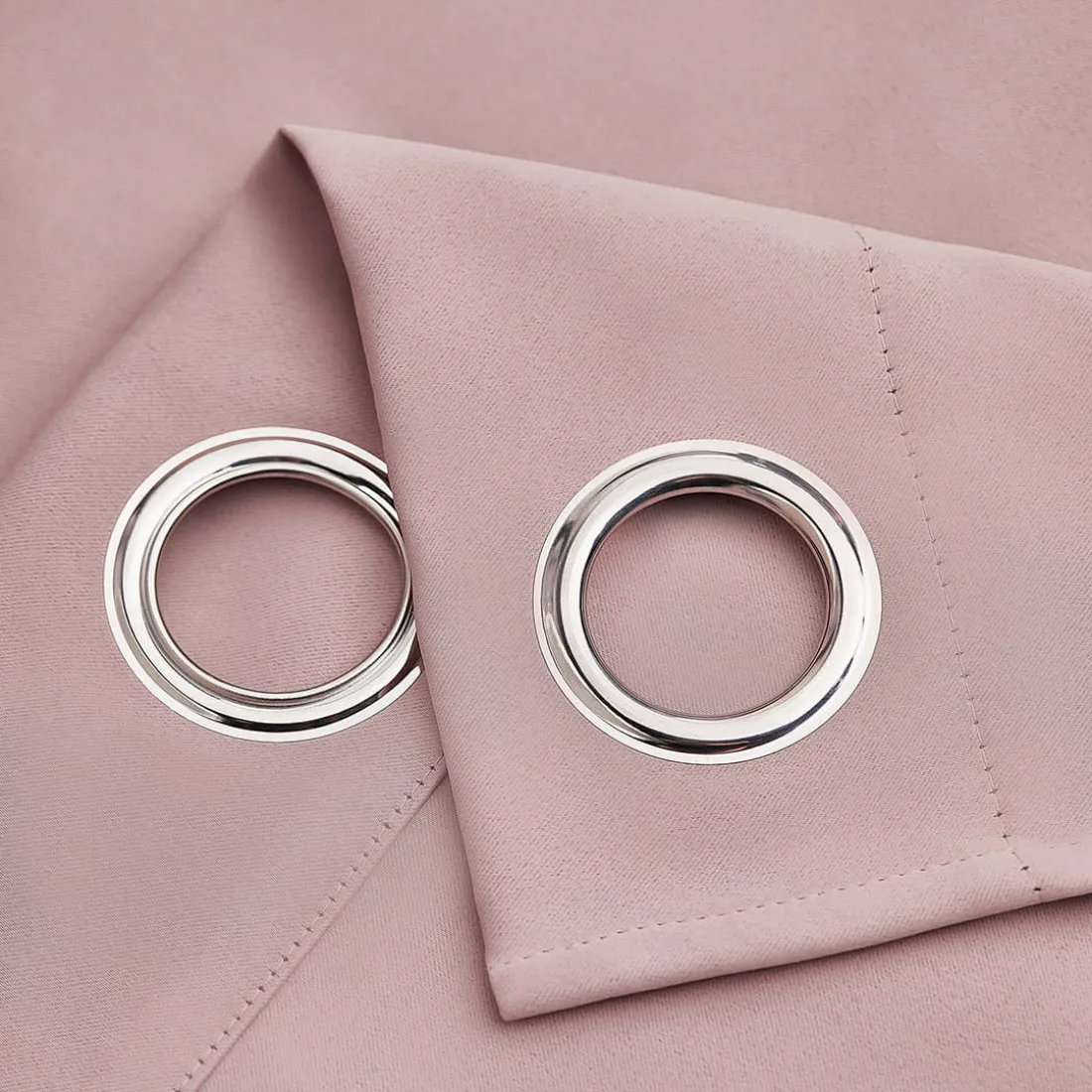 Zatemňovací závěs LAUREL - pudrově růžový 140x280 cm - nástavec s ozdobnými kolečky