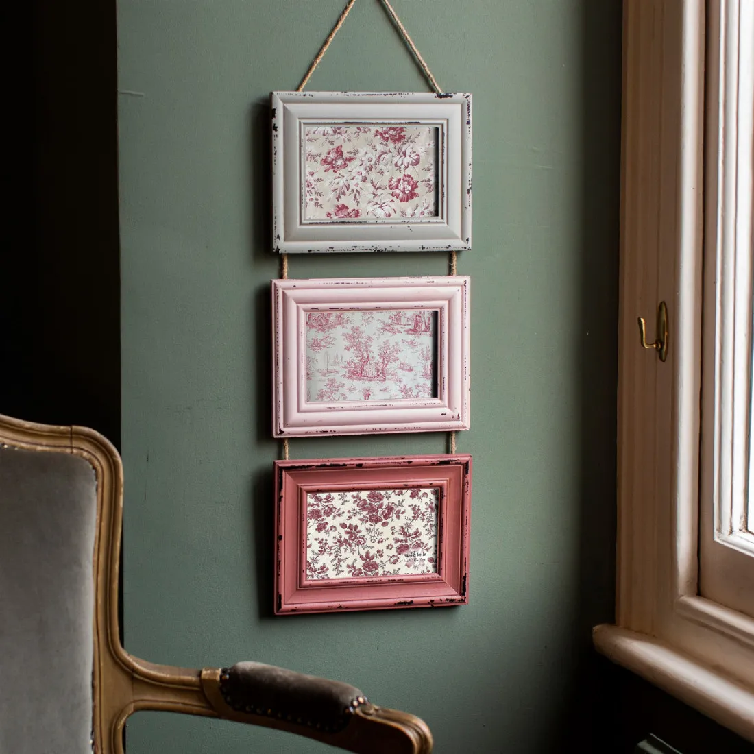 Drevený fotorámik na 3 fotografie Delilah, ružový