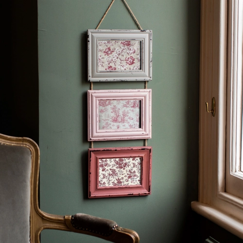 Drevený fotorámik na 3 fotografie Delilah, ružový