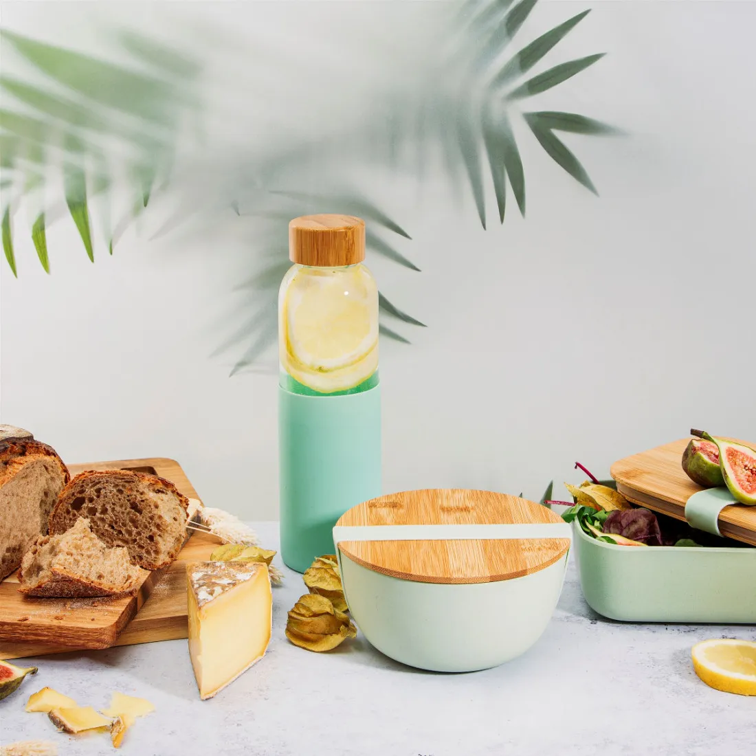 Sklenená fľaša na vodu s bambusovým uzáverom - mätovo zelená 550 ml