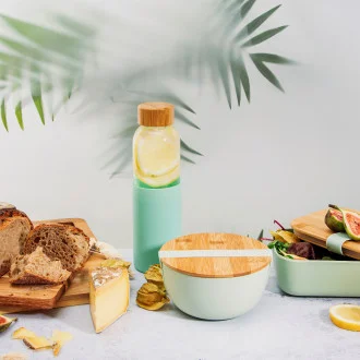 Sklenená fľaša na vodu s bambusovým uzáverom - mätovo zelená 550 ml