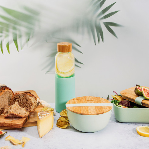 Sklenená fľaša na vodu s bambusovým uzáverom - mätovo zelená 550 ml