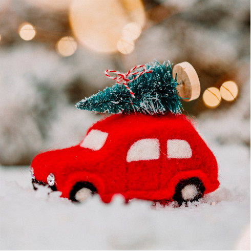 Vianočná dekorácia na zavesenie - autíčko so stromčekom