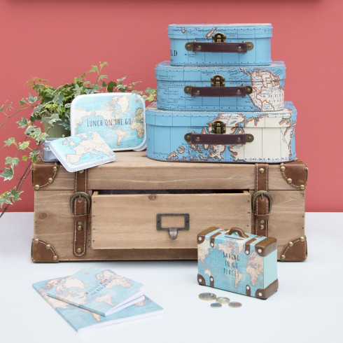 Pokladnička s vintage mapou s nápisom Saving To Go Places