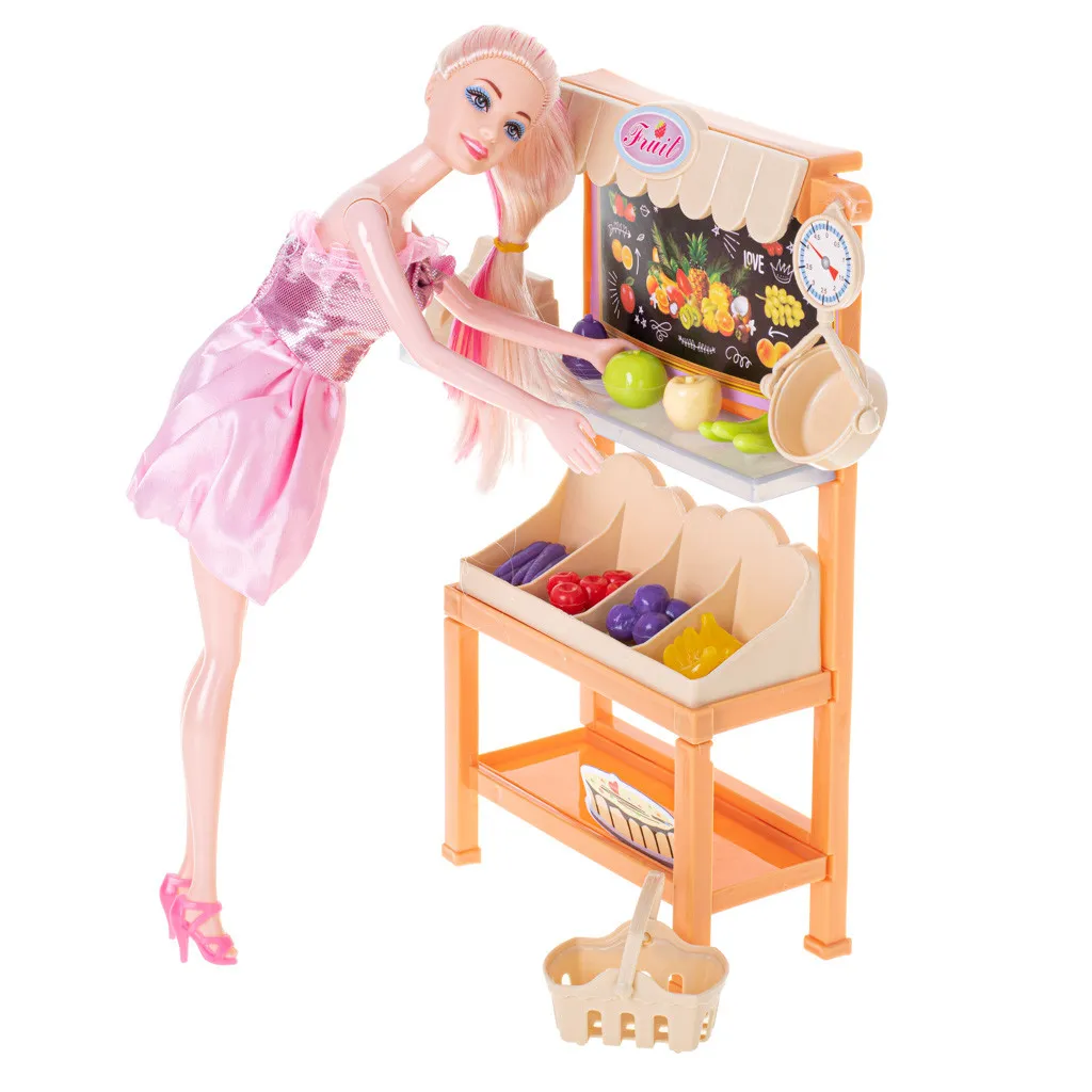 Bábika v supermarkete s potravinami - ružová