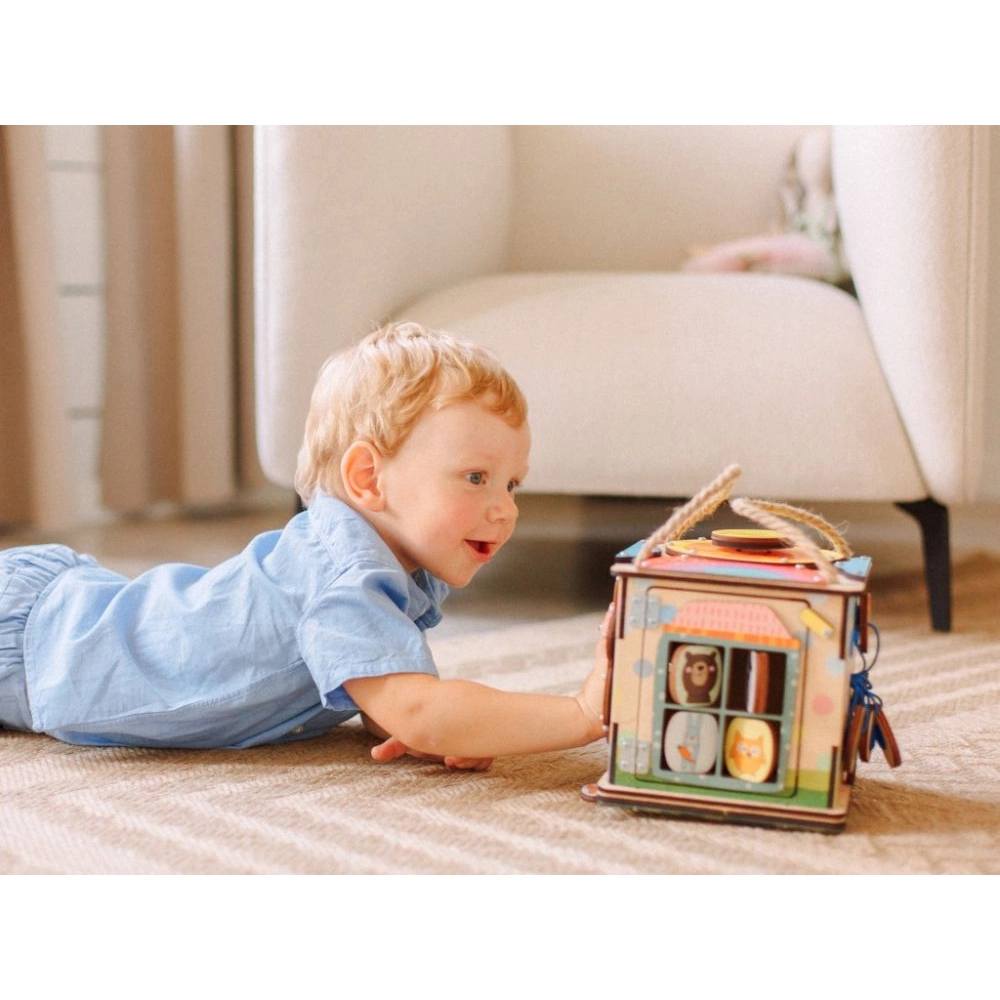 Activity board kocka s LED na cesty