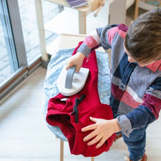 Detská žehliaca doska s drevenou žehličkou