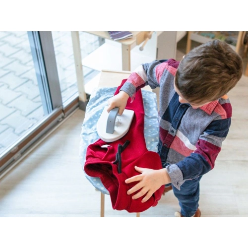 Detská žehliaca doska s drevenou žehličkou