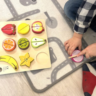 Drevené ovocie na krájanie