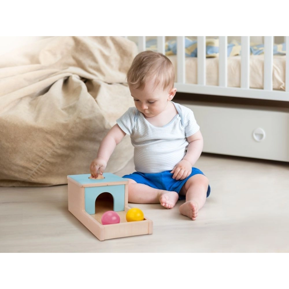 Drevený motorický box s farebnými guľami pre deti