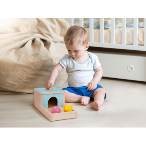 Drevený motorický box s farebnými guľami pre deti