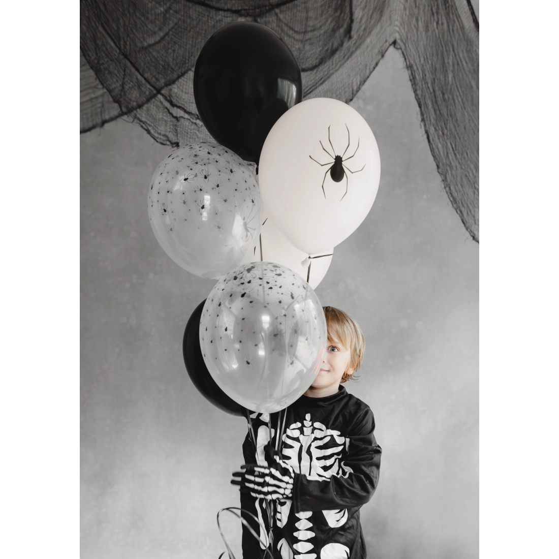 Pókokkal díszített lufik 30 cm, fekete-fehér, 6 db-os szett – tökéletes Halloweenre