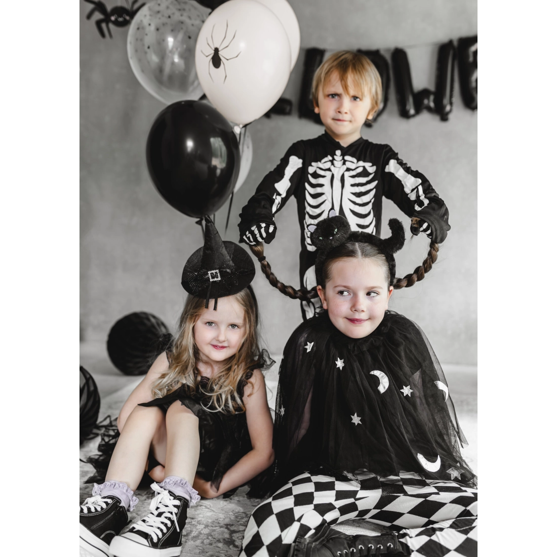 Pókokkal díszített lufik 30 cm, fekete-fehér, 6 db-os szett – tökéletes Halloweenre