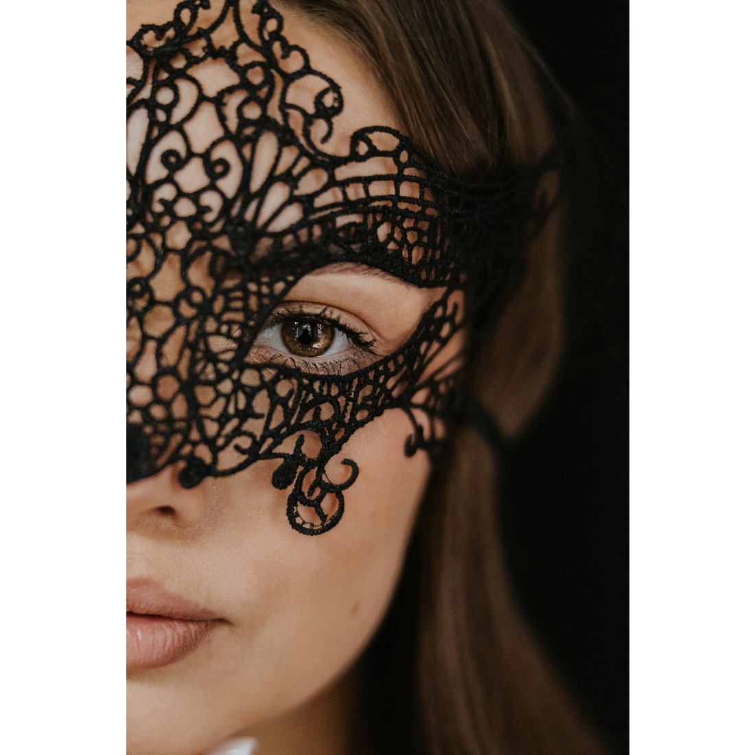 Črna čipkasta karnevalska maska na vezanje, 20 x 11 cm