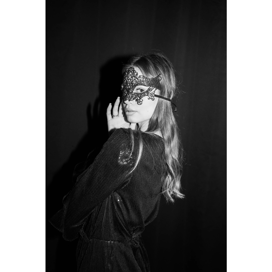 Črna čipkasta karnevalska maska na vezanje, 20 x 11 cm