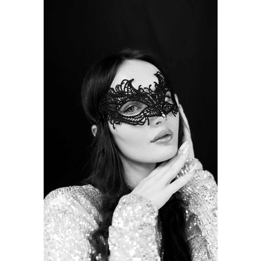 Črna čipkasta karnevalska maska na zavezovanje, eleganten dizajn 21 x 8 cm