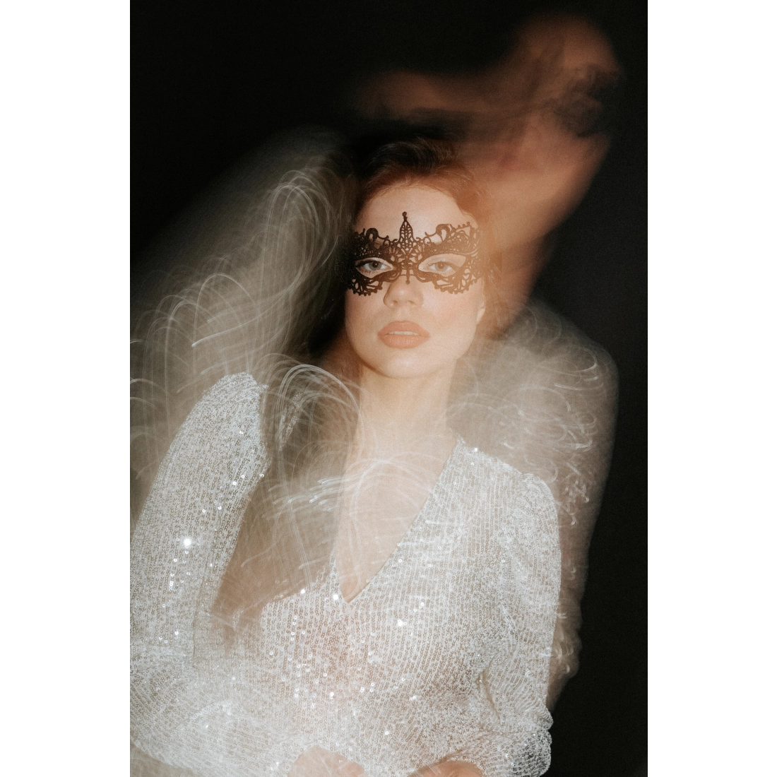 Črna čipkasta karnevalska maska z zavezovanjem, 20 x 7,3 cm