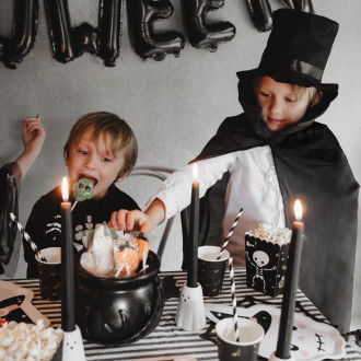 Gyerek Dracula jelmez köpenyvel és kalappal, fekete-fehér, méret 116–128