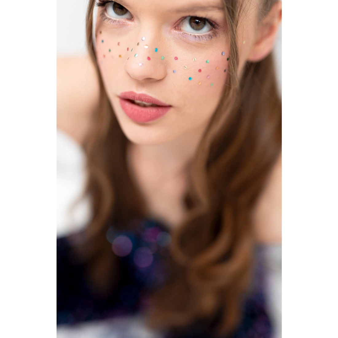 Barvni bleščeči puder za obraz – učinek pegic, 3 g, mix barv