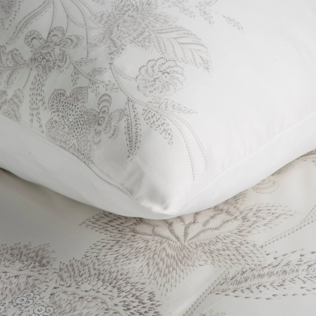 Povlečení 140x200 cm z bavlněného saténu s květinovým vzorem, bílé a hnědé