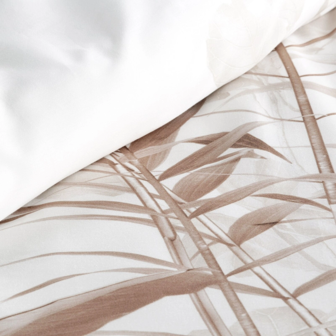 Saténové povlečení 140x200 cm s motivem listů, bílé a hnědé