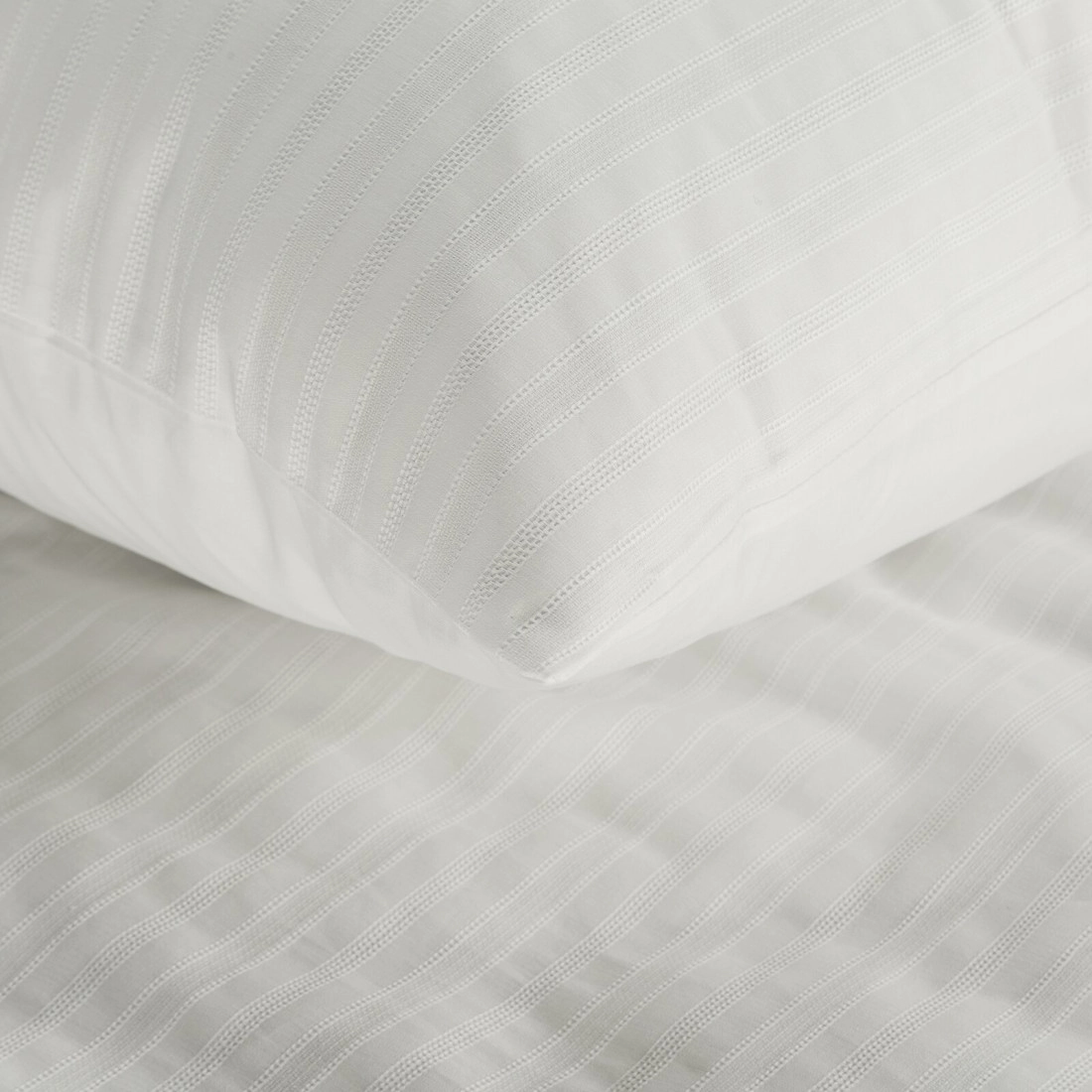 Povlečení 160x200 cm bavlněné renforcé, bílé s pruhovaným vzorem