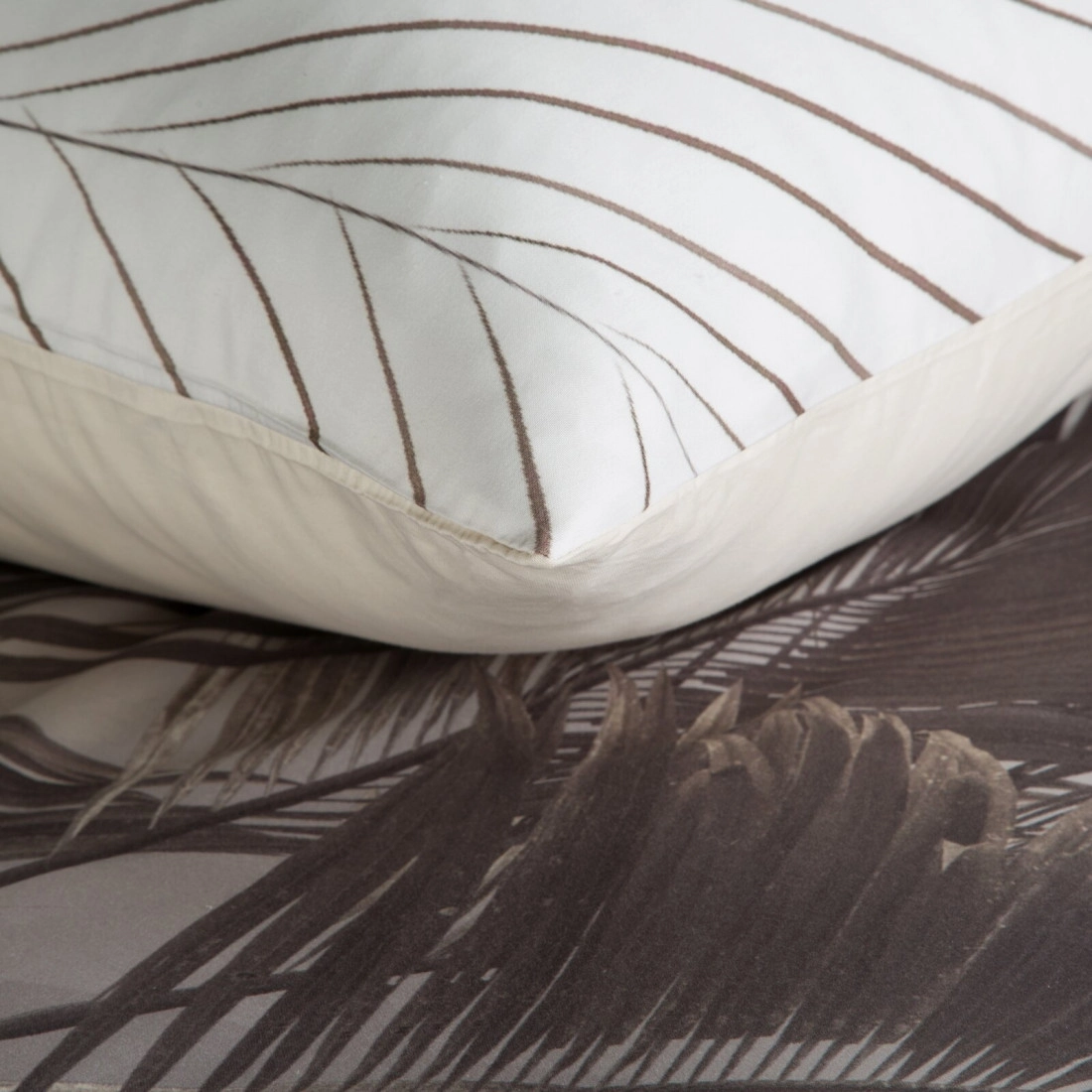 Obliečky 160x200 cm saténové s motívom palmových listov krémové a béžové