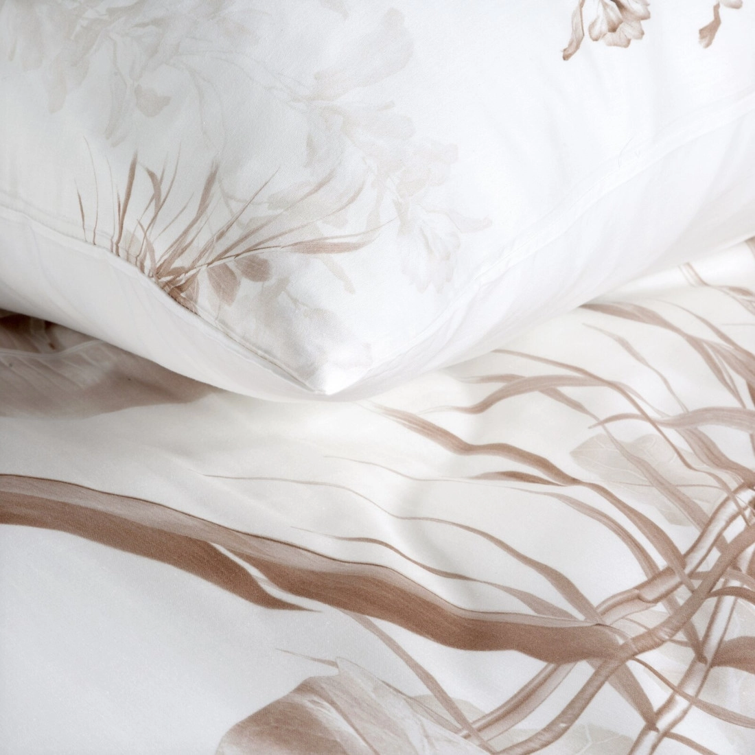 Saténové povlečení 220x200 cm s motivem listů, bílé a hnědé