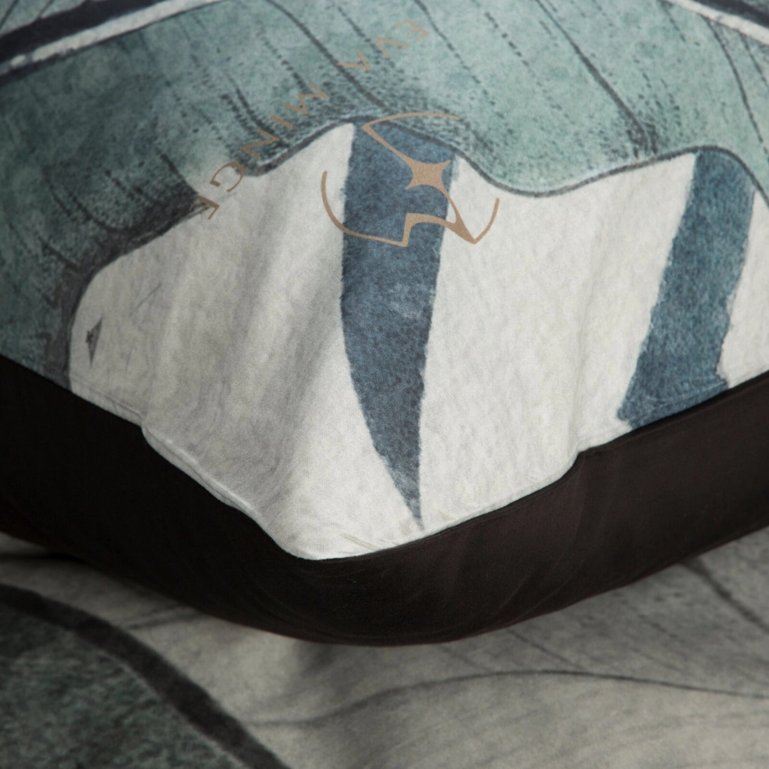 Saténové povlečení 220x200 cm s rostlinným vzorem, světle šedé a mentolové