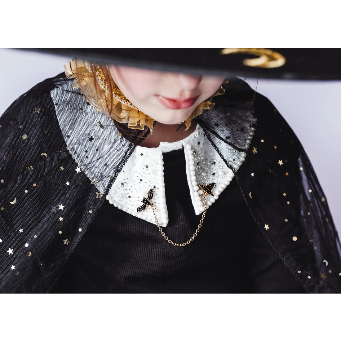 Broșă decorativă pentru guler, Liliac și Pălărie de vrăjitoare, negru cu auriu, 13,5 cm