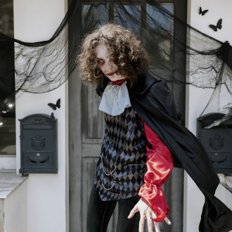 Férfi Drakula jelmez köpennyel és kalappal, L–XL méret