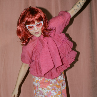 Lasulja Cleopatra, jagodno rožnata, srednje dolgi lasje s frufrujem