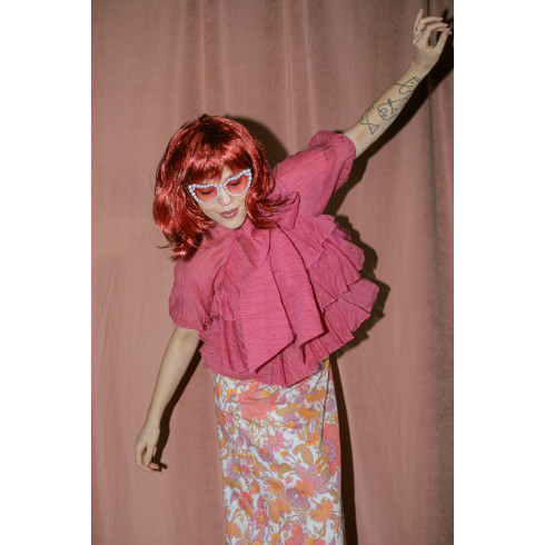 Lasulja Cleopatra, jagodno rožnata, srednje dolgi lasje s frufrujem