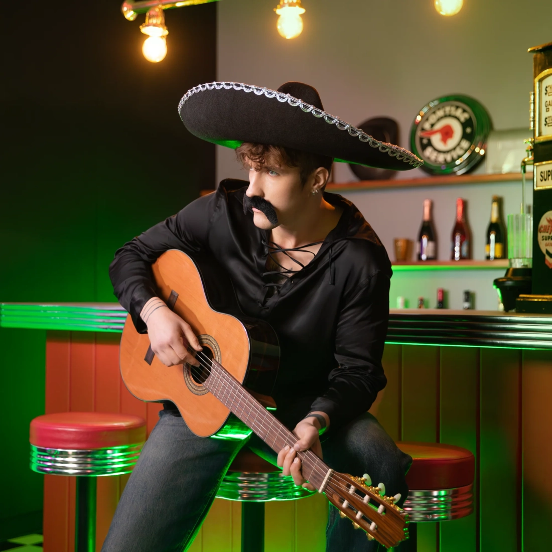 Mexické sombrero se stříbrným lemem na párty