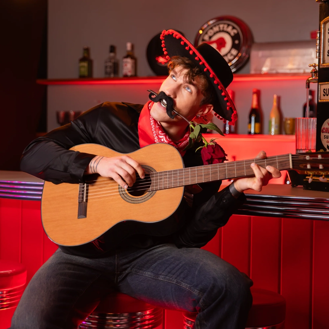 Sombrero party klobúk s brmbolcami čierny