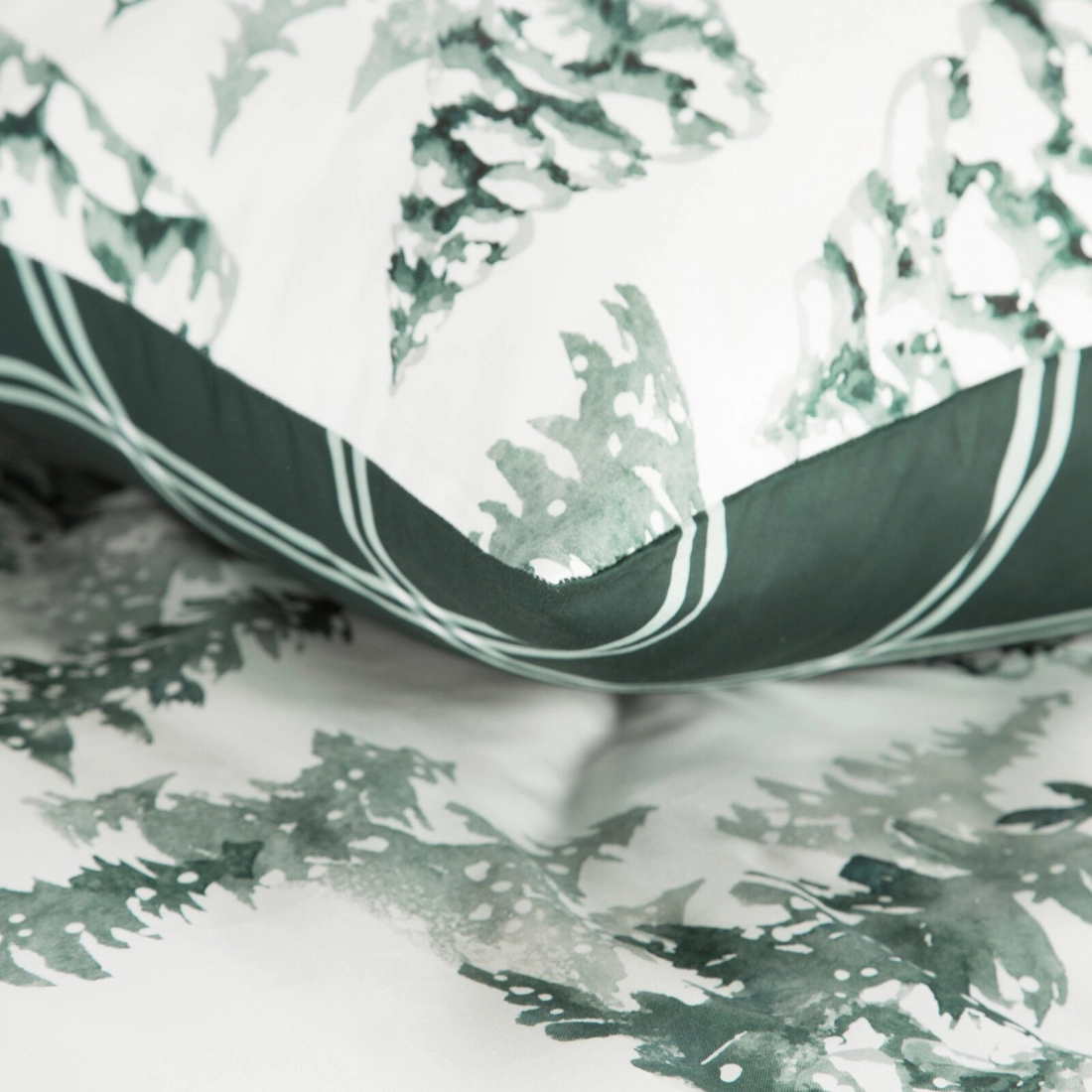 Vianočné obliečky 220x200 cm saténová bavlna, biele a tmavozelené