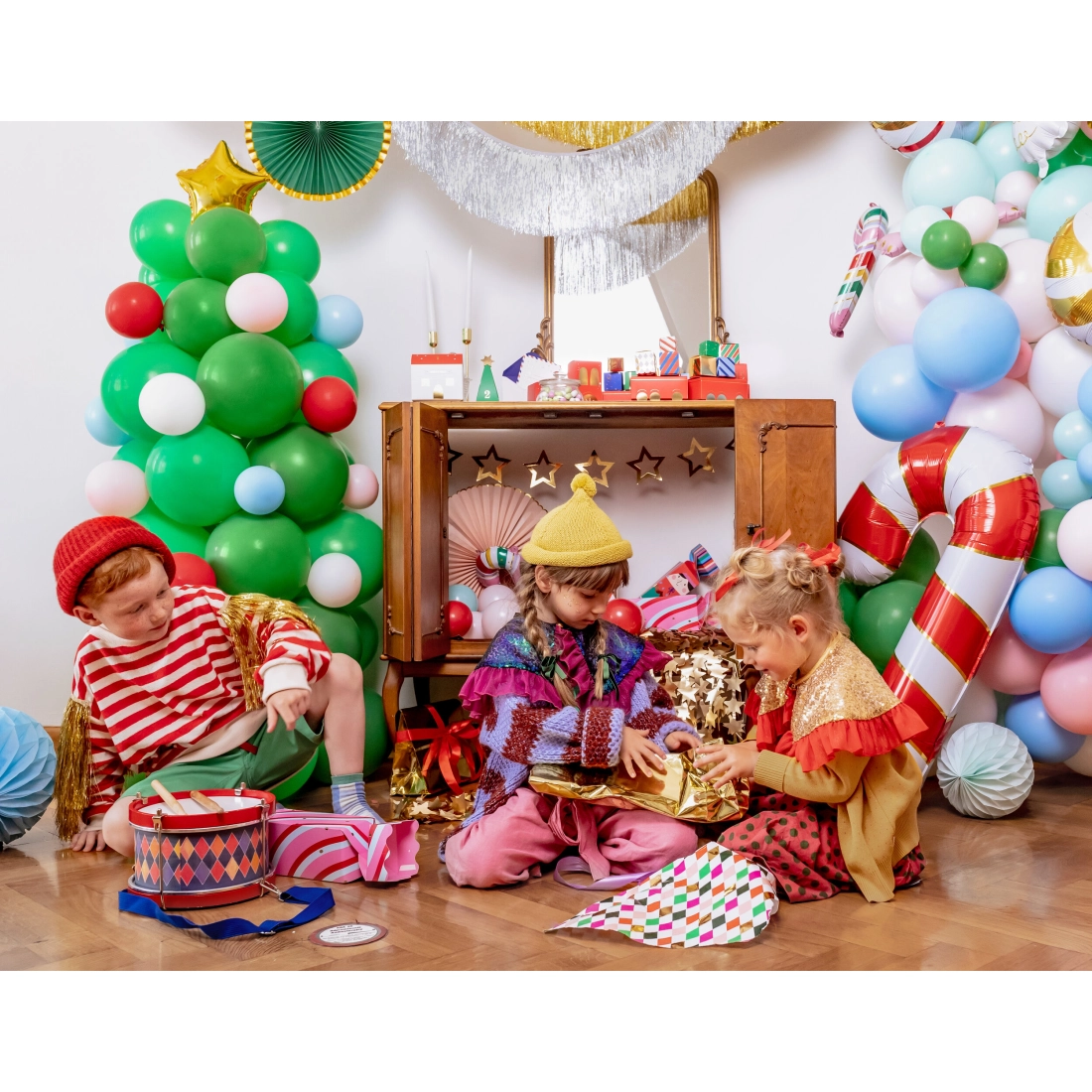 Party zaves z zlatimi zvezdami 100 x 245 cm – folijska dekoracija