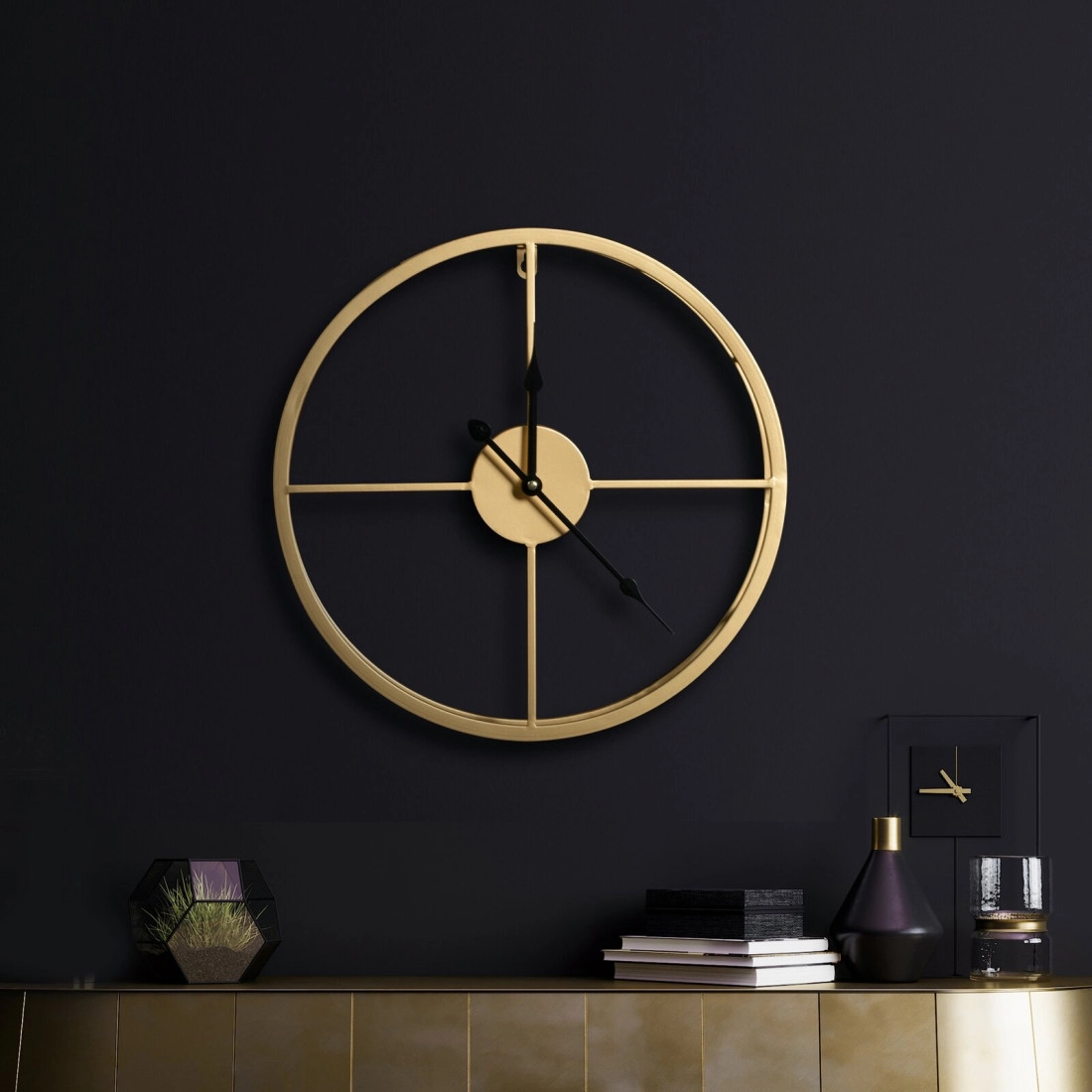 Dekoratívne kovové nástenné hodiny v modernom minimalistickom štýle - 40 cm