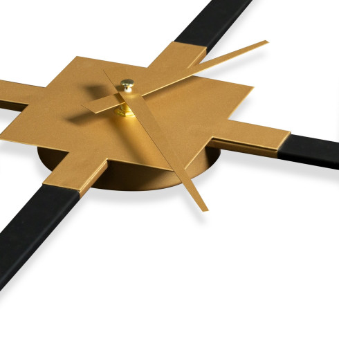 Dekoratívne nástenné hodiny z kovu v modernom štýle, hranaté