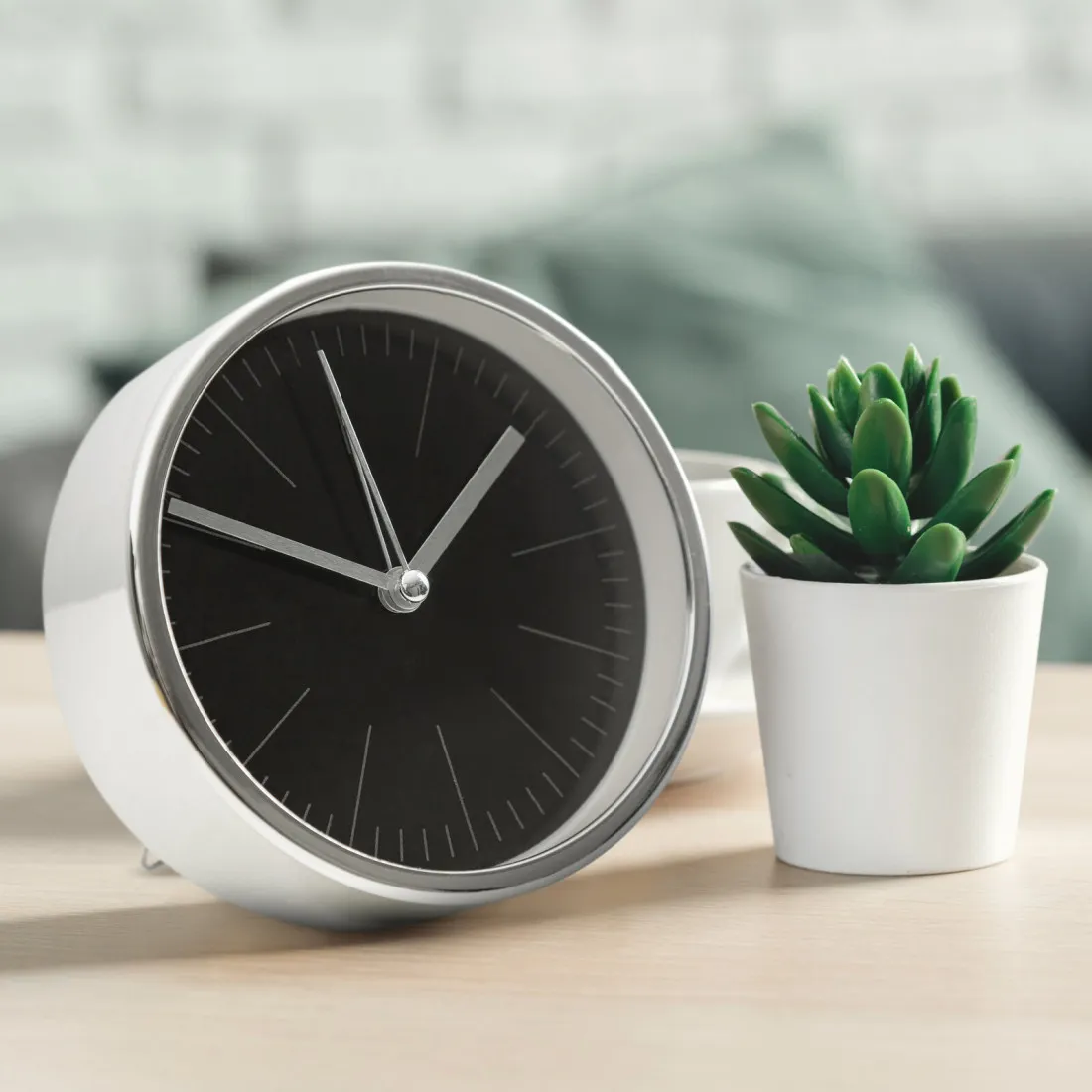 Dekorativní vintage stolní hodiny černostříbrné