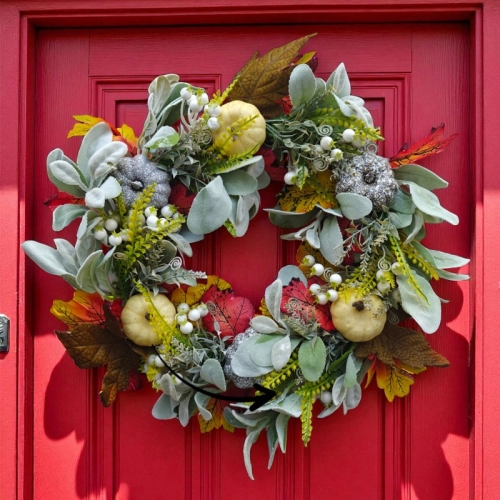Dekoratívny jesenný veniec na dvere s tekvicami