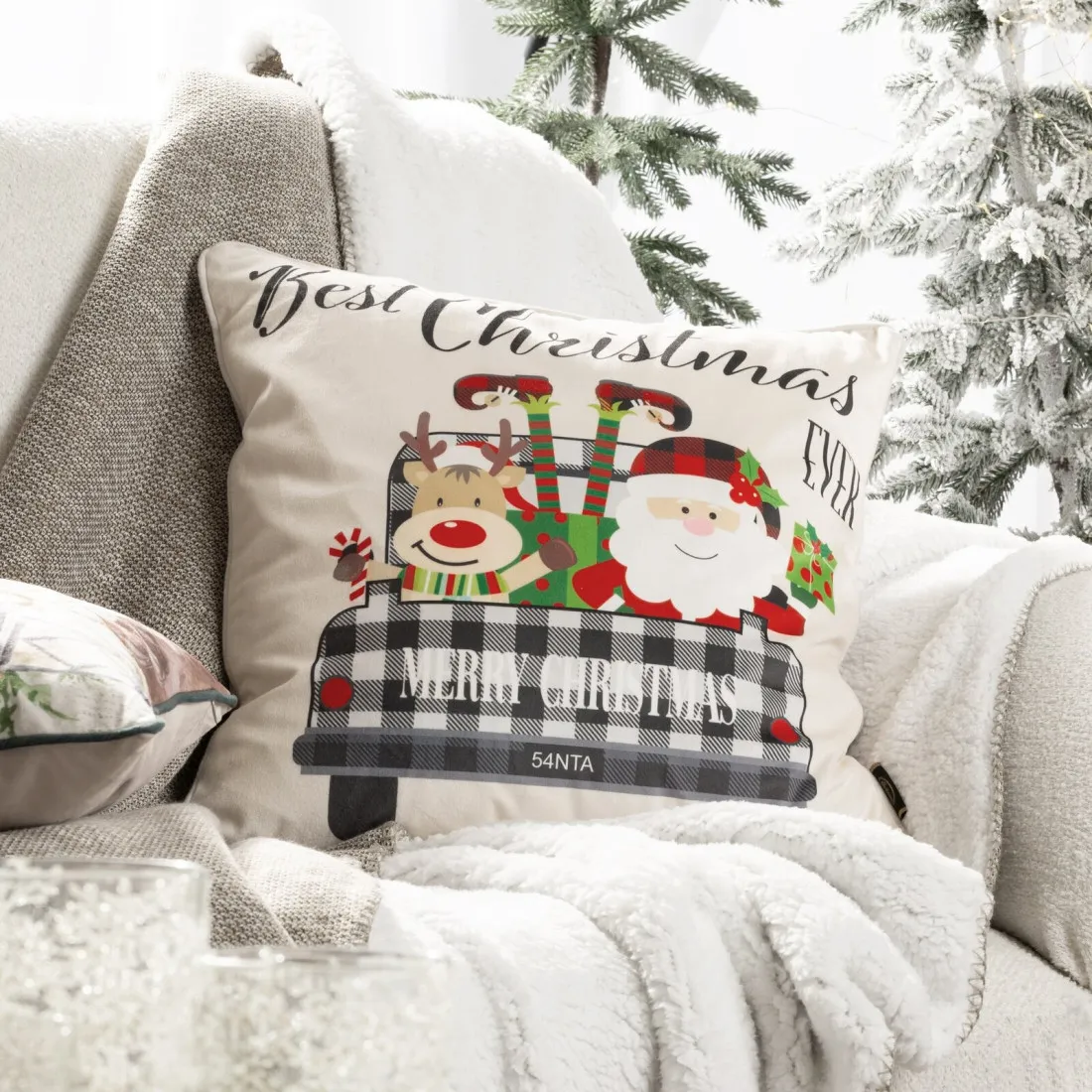 Vianočná obliečka na vankúš zo zamatu zdobená očarujúcim vianočným motívom 45x45 cm