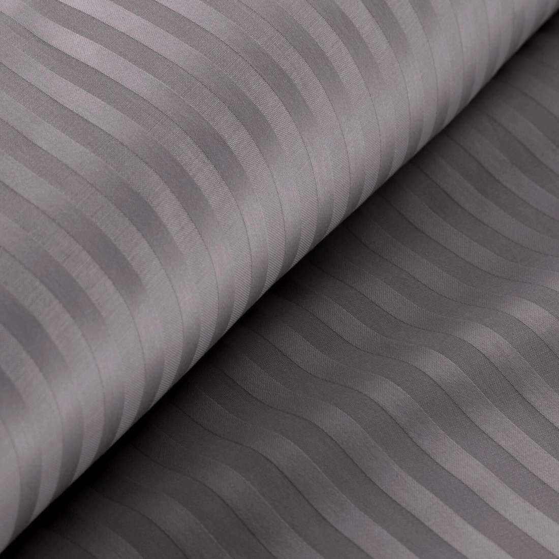 Obliečky 140x200 cm bavlnené saténové sivé s jemnými prúžkami