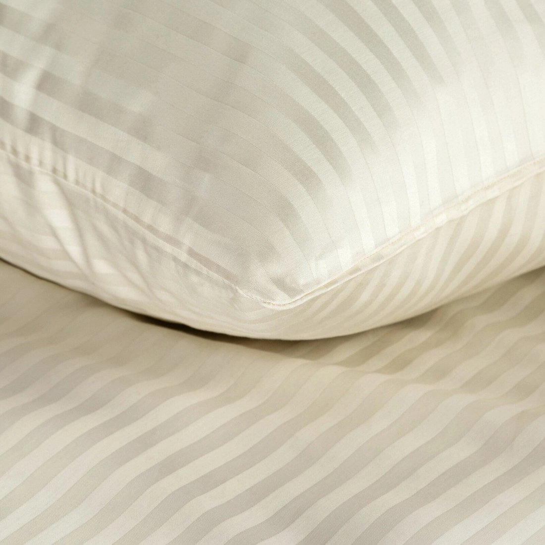 Obliečky 140x200 cm saténové bavlnené krémové s jemnými prúžkami