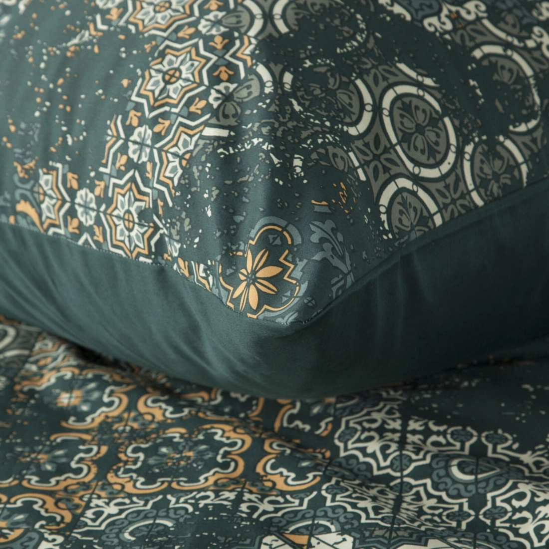 Povlečení 140x200 cm saténové bavlněné s geometrickým vzorem, tmavě zelené a zlaté