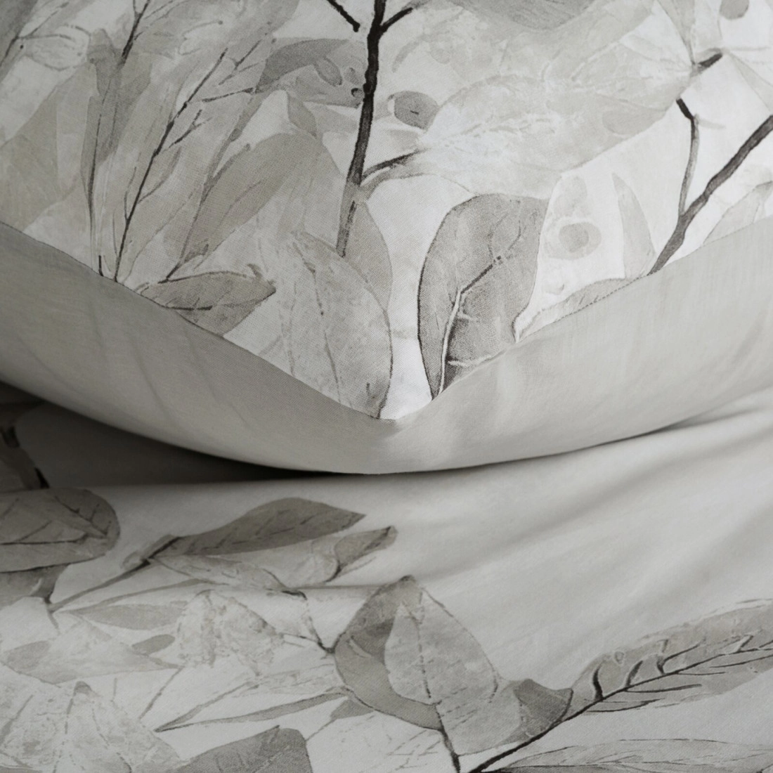 Obliečky 140x200 cm saténové bavlnené s rastlinným vzorom, strieborné a biele