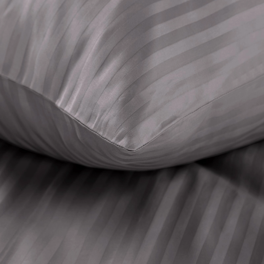 Obliečky 160x200 cm bavlnené saténové pruhované, oceľovo sivé