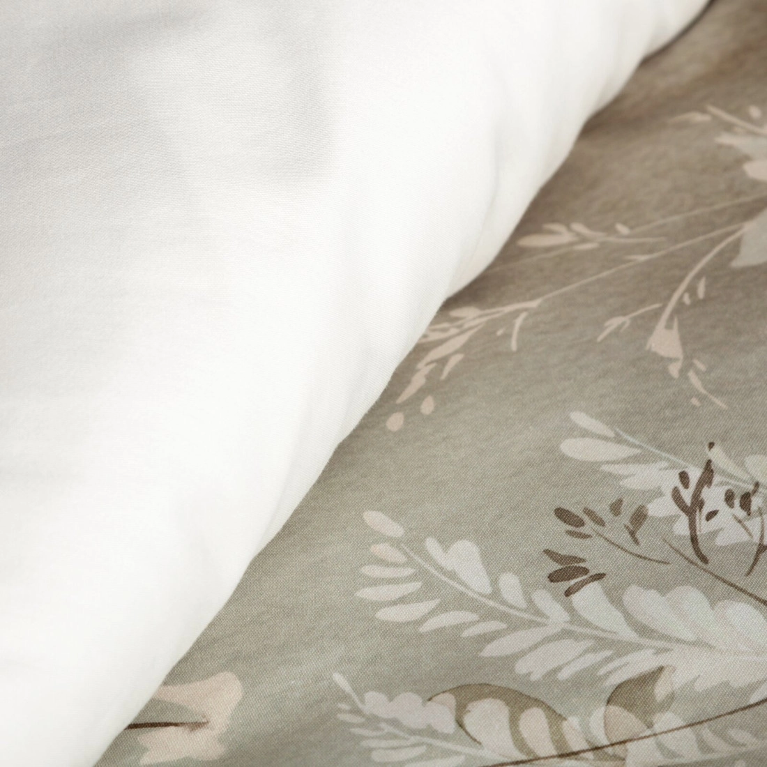 Povlečení 160x200 cm z bavlněného saténu s květinovým motivem, olivové a bílé