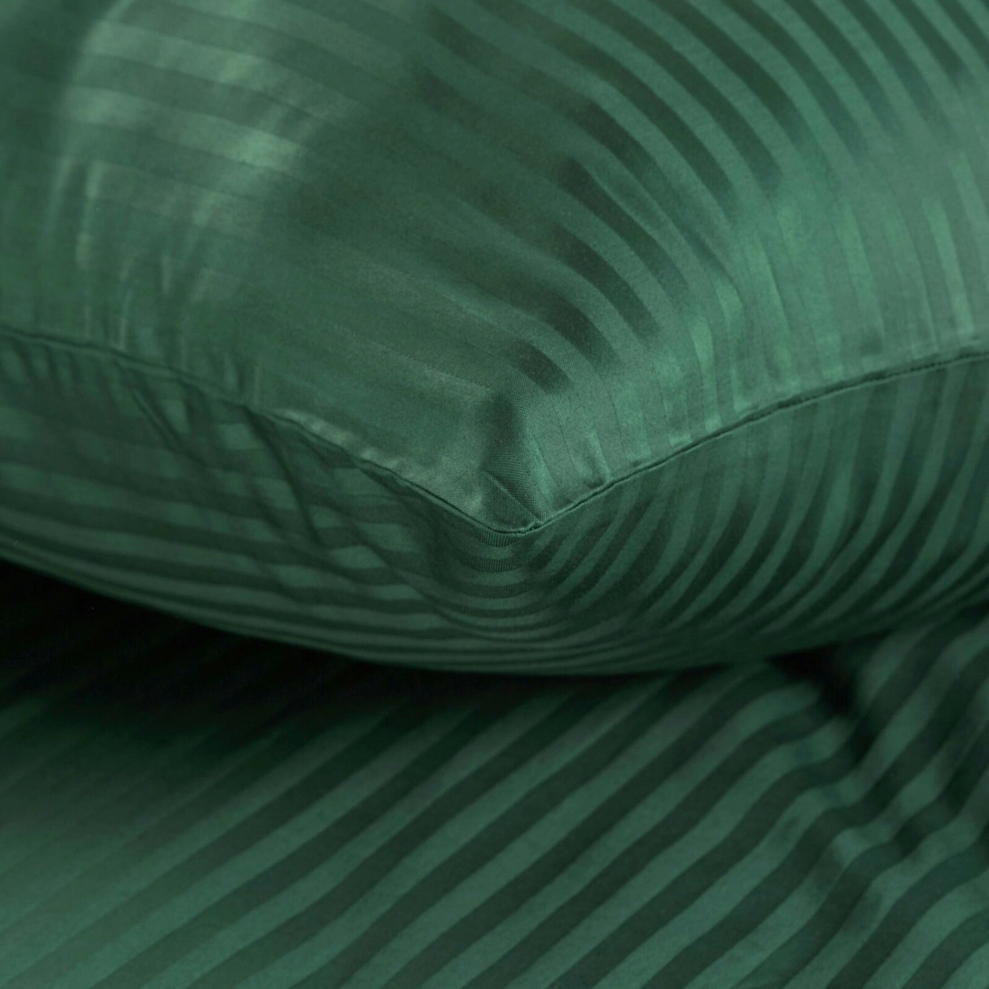 Obliečky 160x200 cm bavlnené saténové tmavozelené v prúžkoch