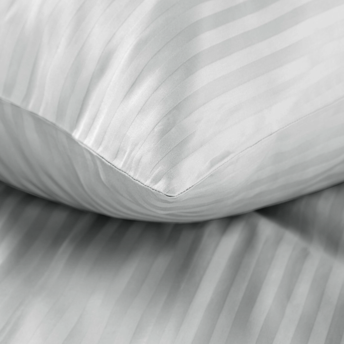 Obliečky 160x200 cm saténové pruhované svetlosivé